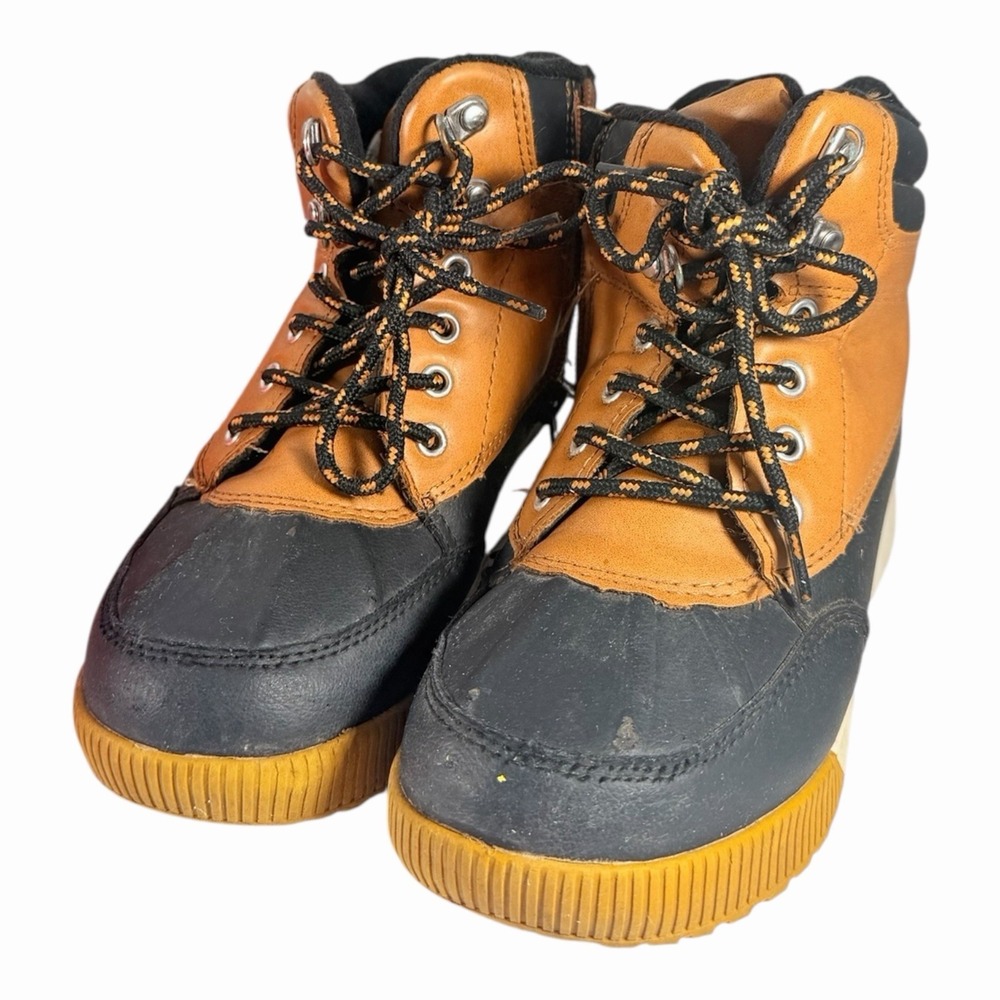 Kids Waterproof Winter Boots in Black and Tan Size 1Y